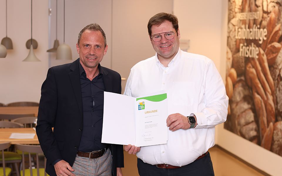 Staatsminister Glauber und Dominik Beck mit Auszeichung  vom Umwelt- und Klimapakt Bayern 2024