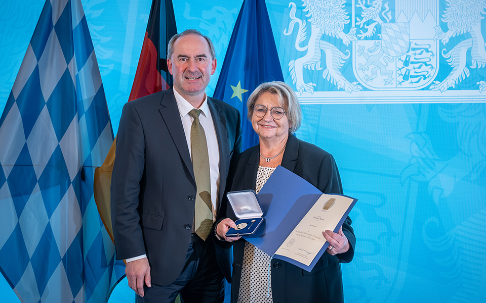 Petra Beck und Hubert Aiwanger bei der Verleihung der Staatsmedaille 