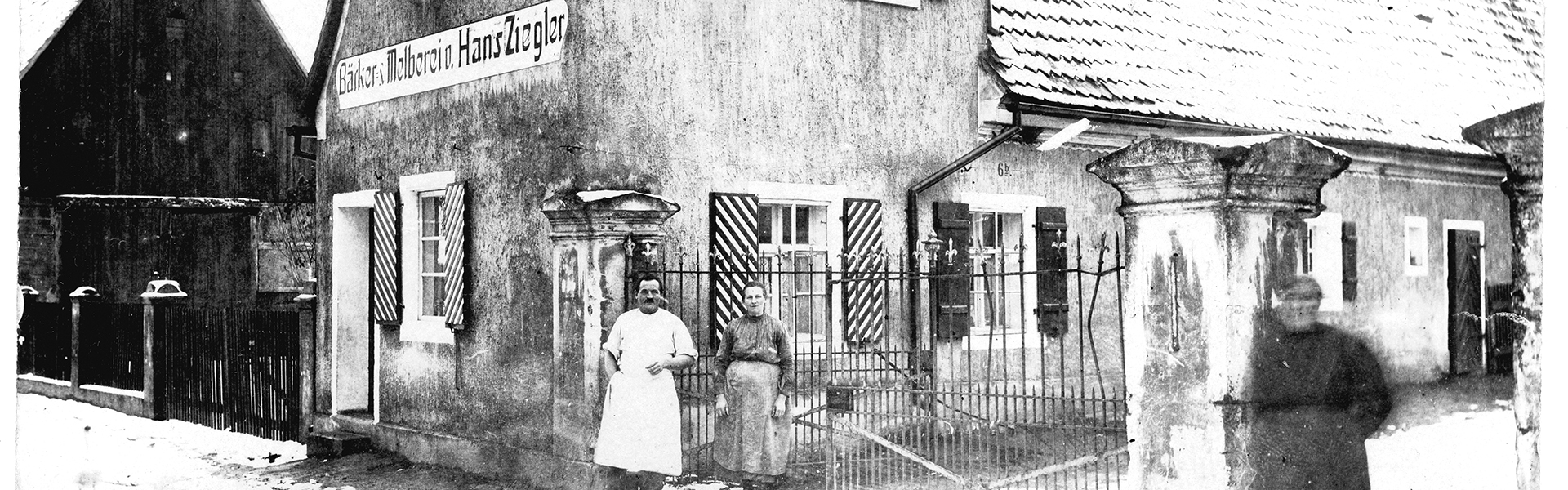 Barbara und Hans Ziegler vor der alten Bäckerei &amp; Melberei 